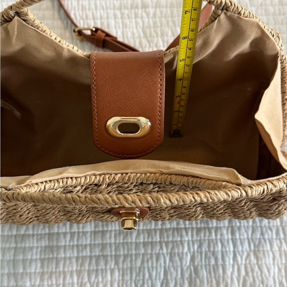 Elegant Tan Woven Shoulder Bag - Picture 7 of 7